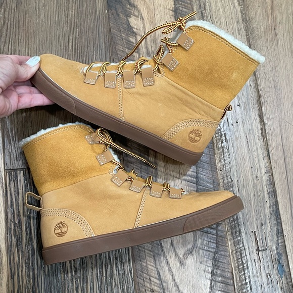 NEW Timberland winter boots Wm 6